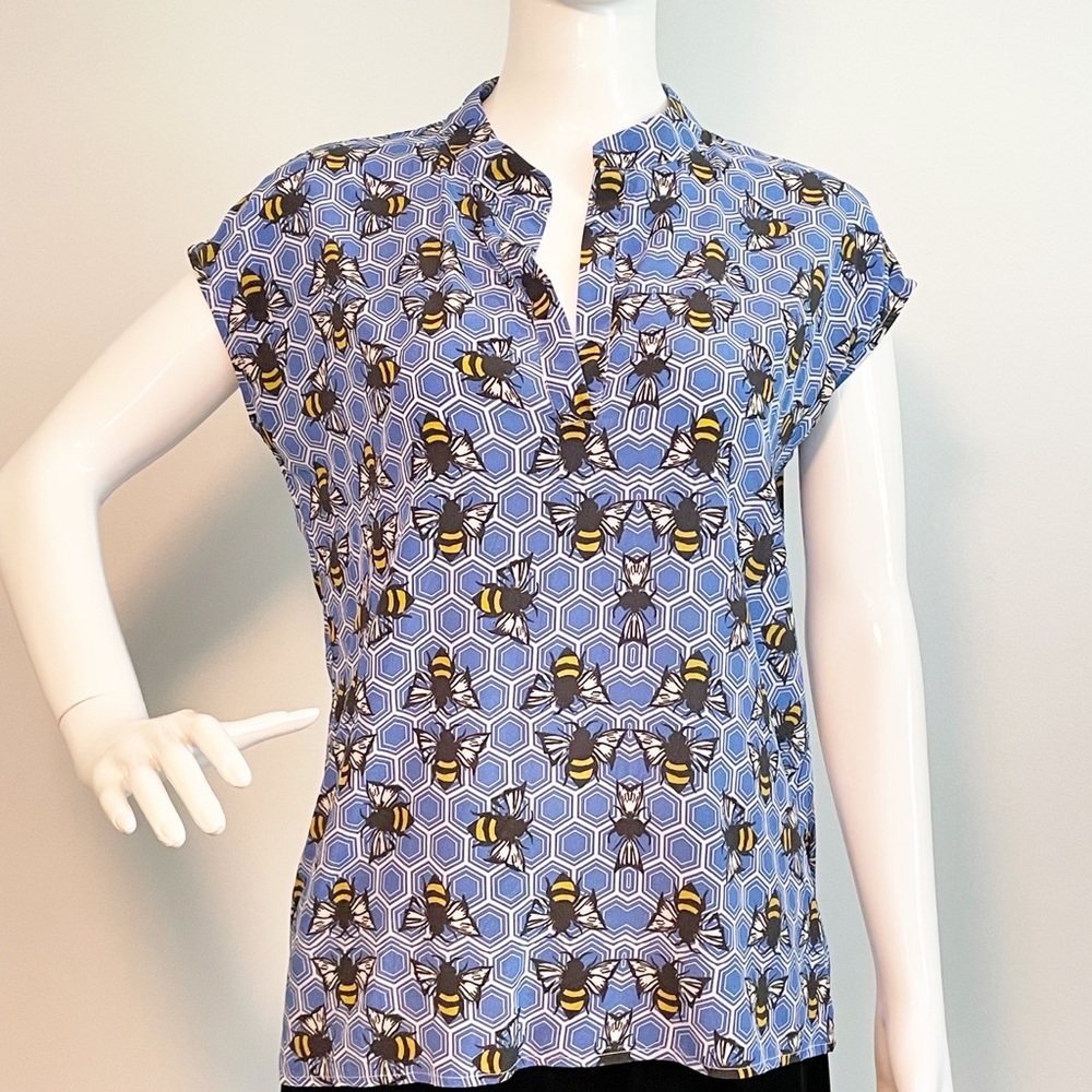 Lauren Gold sleeveless blouse, bees on honeycomb, v neck, silk top, blue white